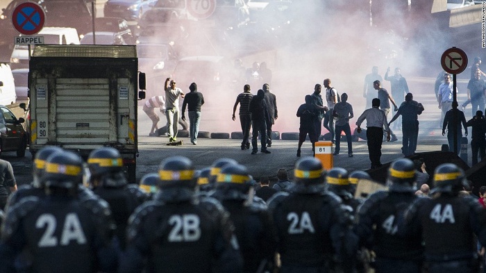 French police in Paris protest - VIDEO